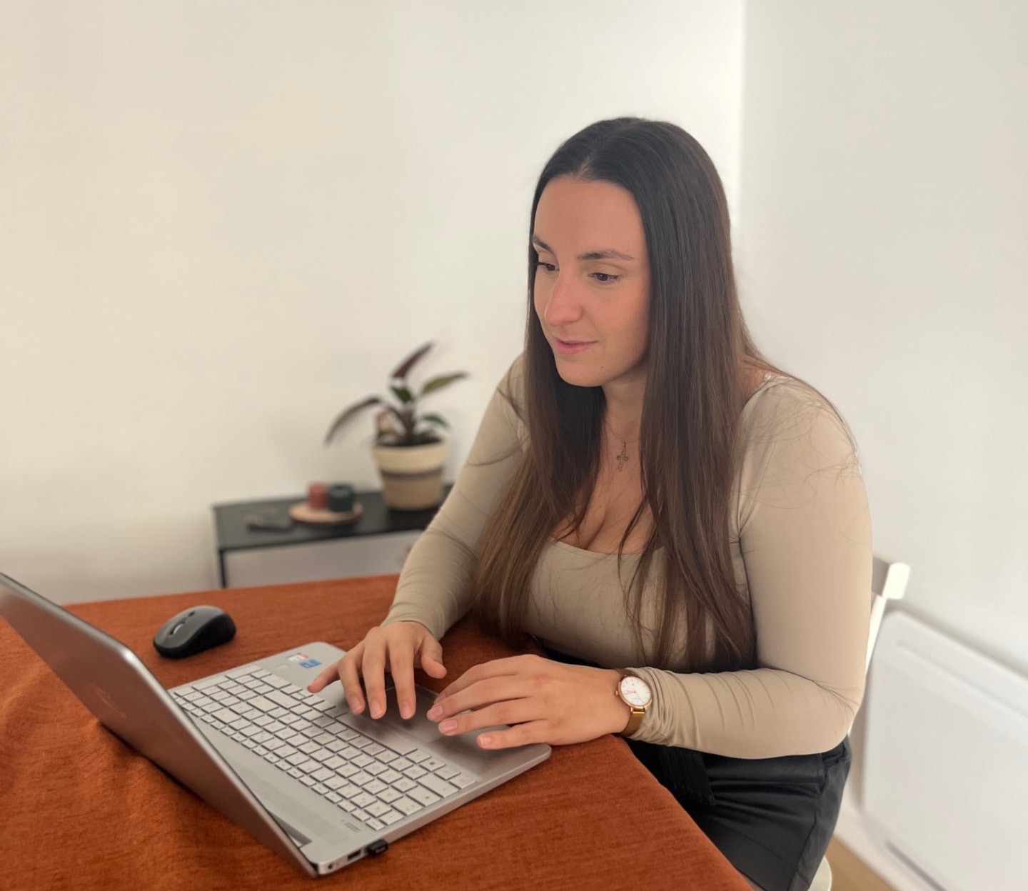 Anne-lise Belliard travaillant à son bureau